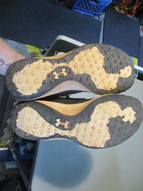Load image into Gallery viewer, Used Under Armour Charged Size 8 Cleats
