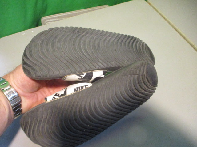 Load image into Gallery viewer, Used Nike Slider Sandals Size 4
