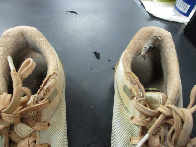 Load image into Gallery viewer, Used Under Armour Leadoff Size 7 Cleats

