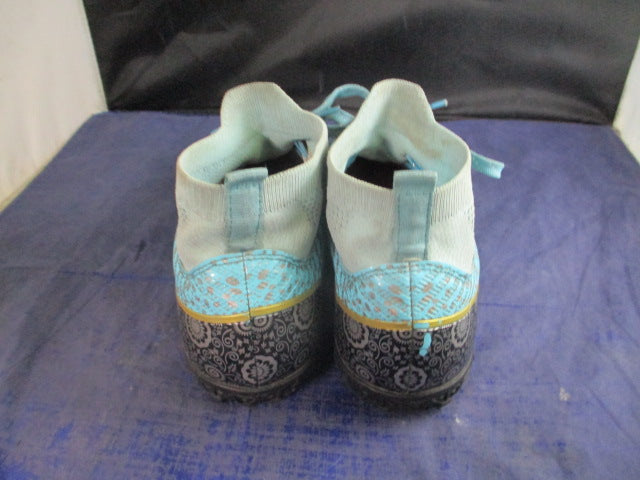 Load image into Gallery viewer, Used Kaonsufs Indoor Turf Cleats Men&#39;s 6.5/ Women&#39;s 8
