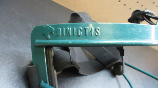 Load image into Gallery viewer, Used Dinictis Softball Fielders Mask - Medium
