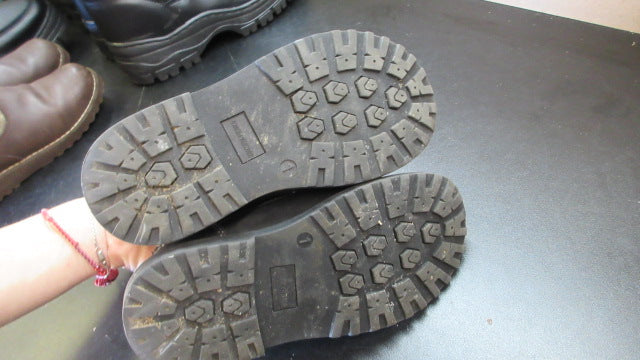 Load image into Gallery viewer, Used Crown Vintage Winter Boots - Size Youth 1
