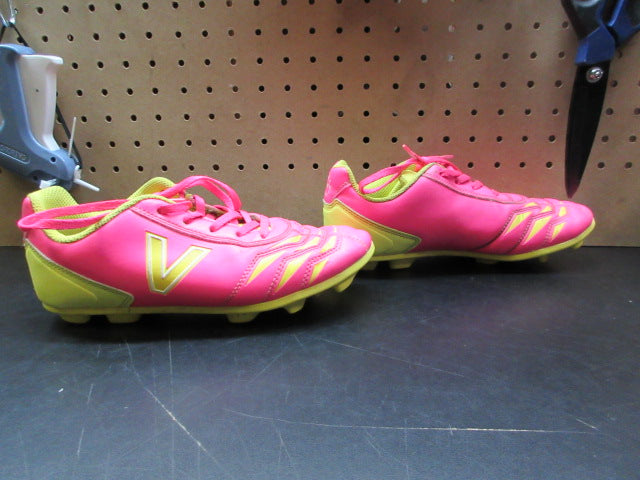 Load image into Gallery viewer, Used Victor Sierra Kids Cattura MD Soccer Cleats - Size 5.5
