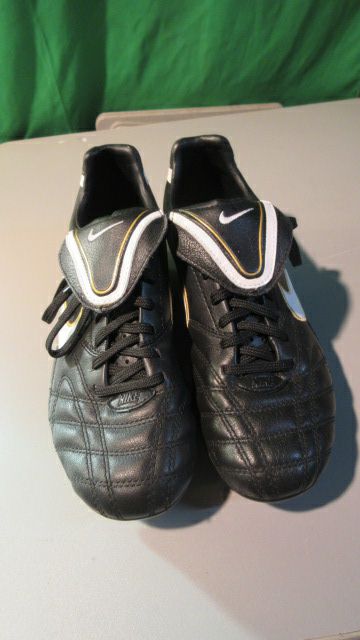 Load image into Gallery viewer, Used Nike Tiempo Mystic III AG - Size Youth 4.5
