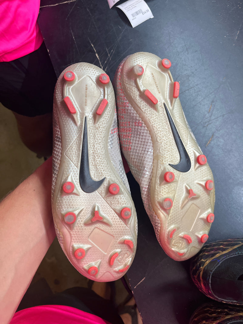 Load image into Gallery viewer, Used Nike Soccer cleats Phantom size 3
