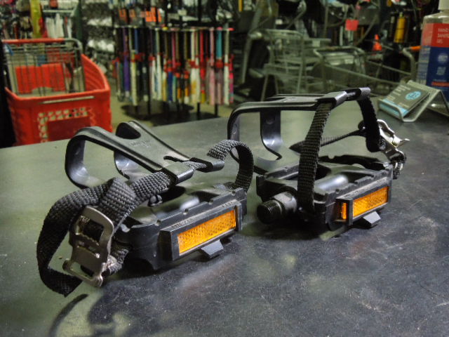 Load image into Gallery viewer, Used ZONKIE Bike Pedals with Toe Clip NW-288 R3 For Road or Street Bike
