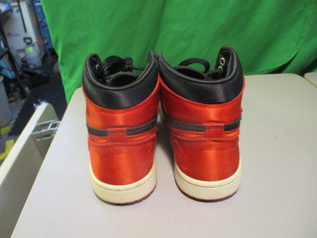 Load image into Gallery viewer, Used Nike Jordan 1 Retro Size 7 Sneakers (Need Insoles)
