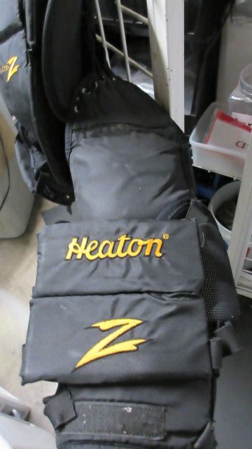Load image into Gallery viewer, Used Heaton Helite-Z Goalie Hockey Chest Protector Size Adult - straps wear
