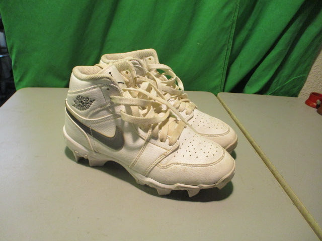 Load image into Gallery viewer, Shoe Size 4.5Y Nike Cleats
