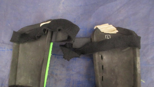 Used Umbro Shin Guards Size Youth - wear