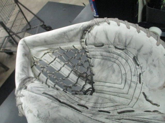 Load image into Gallery viewer, Used CCM P2.9 Sr Hockey Goalie Glove
