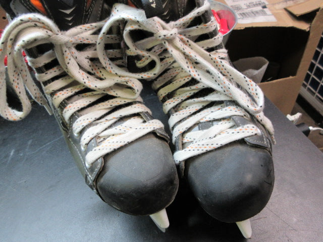 Load image into Gallery viewer, Used Easton EQ3 Hockey Skates - Size 4.5
