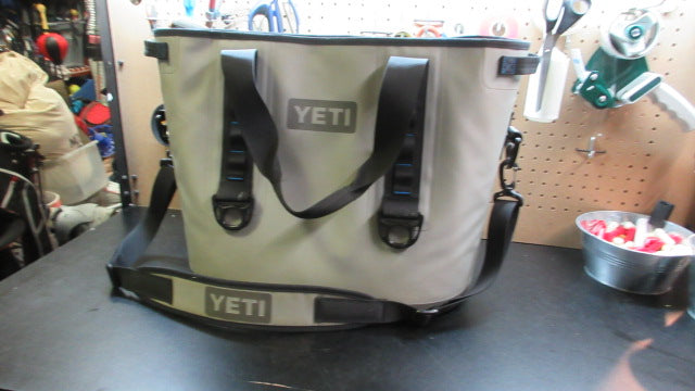 Load image into Gallery viewer, Used Yeti Hopper M30 Tote Soft Cooler
