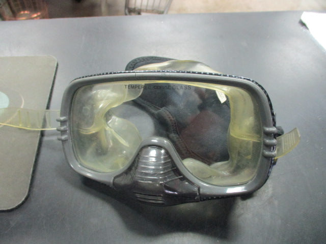 Load image into Gallery viewer, Used Coral Scuba Mask
