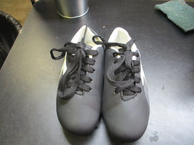 Load image into Gallery viewer, Diadora Soccer Cleats Youth Size 9.5

