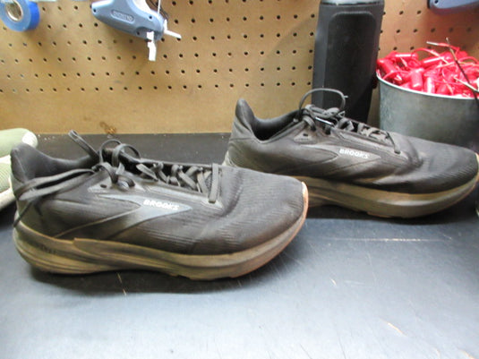 Used Brooks Revel 8 Sneakers - Size 9
