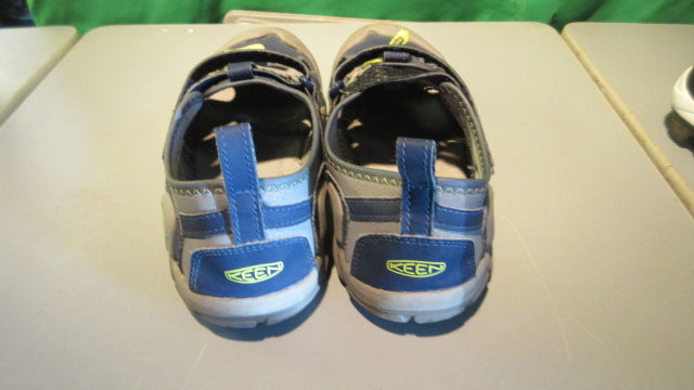 Load image into Gallery viewer, Used Keen Size 5 Hiking Sandals
