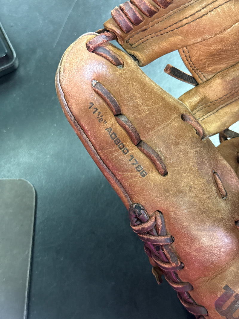 Load image into Gallery viewer, Used Wilson A800 1786 11.5" Baseball Glove RHT
