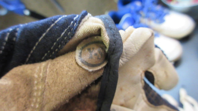 Load image into Gallery viewer, Used Marucci Code Batting Gloves - Size Youth Small
