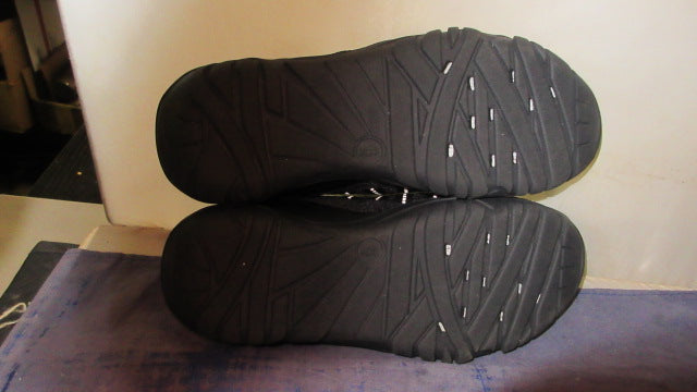Load image into Gallery viewer, Used All In Motion Water Shoes Size 6
