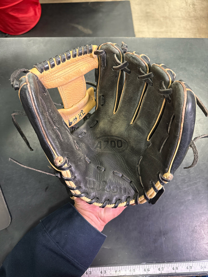 Load image into Gallery viewer, Used Wilson A700 11.5" Baseball Glove RHT
