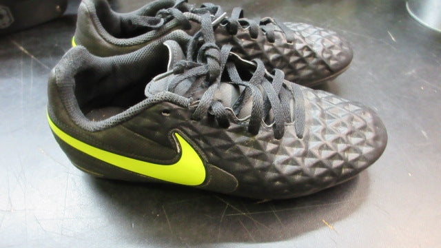 Load image into Gallery viewer, Used Nike Tiempo Size 3.5 Soccer Shoes
