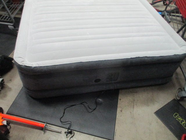Load image into Gallery viewer, Used Intex Dura-Beam Plus Queen Size Air Mattress w/ Built-In Pump
