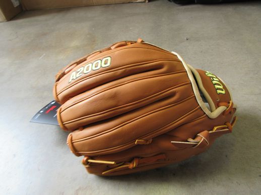 Load image into Gallery viewer, New Wilson A2000 Classic B23 Pro-Stock 12" Leather Pitcher Glove - RHT
