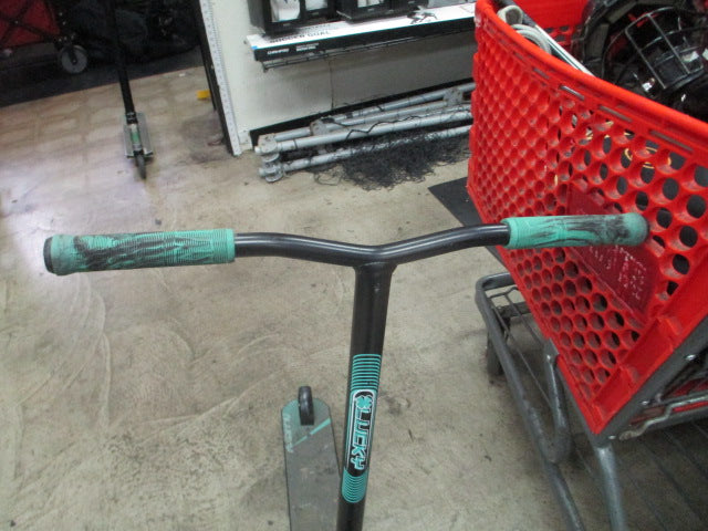 Load image into Gallery viewer, Used Lucky Crew Complete Trick Scooter
