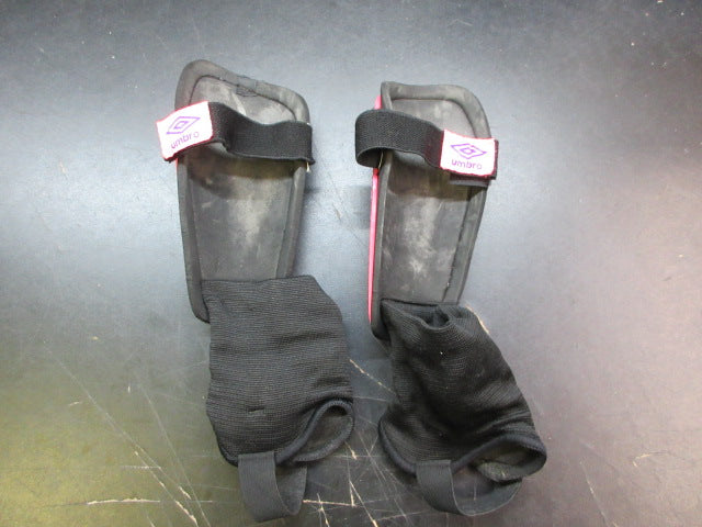 Load image into Gallery viewer, Used Umbro Ceramica Soccer Shin Guards - Youth
