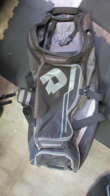 Load image into Gallery viewer, Used Demarini Momentum Wheeled Bag - Zipper problems &amp; wear
