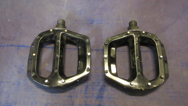 Load image into Gallery viewer, Used DMR Bikes V8 G0 Pedals - small wear
