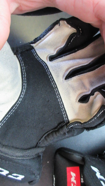 Load image into Gallery viewer, Used CCM FT 475 Hockey Gloves
