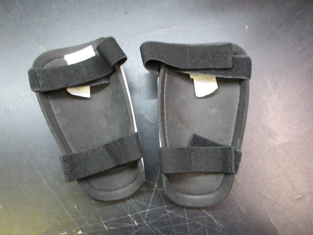 Load image into Gallery viewer, Used Franklin Sports Superlight Soccer Shin Guards - Size Small
