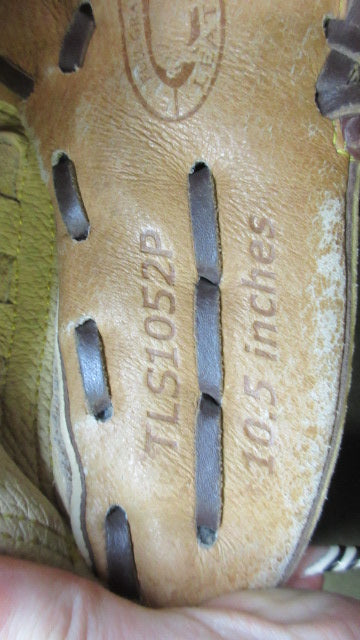 Load image into Gallery viewer, Used Louisville Slugger 10.5" Glove - RHT
