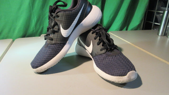 Load image into Gallery viewer, Used Nike Roshe G Golf Shoes - Youth 3
