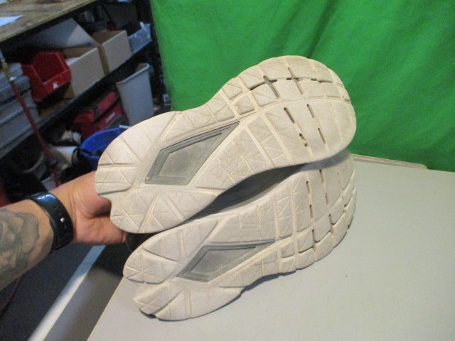 Load image into Gallery viewer, Used Hoka Pro Fly Size 9.5 running Shoes
