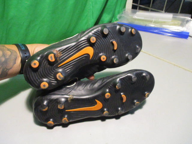 Load image into Gallery viewer, Used Nike Tiempo Size Youth 4.5 Soccer Cleats
