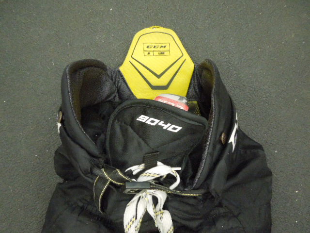 Load image into Gallery viewer, Used CCM Tacks 9040 Hockey Breezers Size Junior Large
