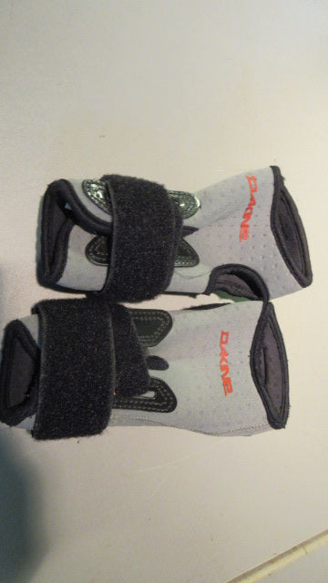 Load image into Gallery viewer, Used dakine Medium Gray Wrist Guards (Some Damage)
