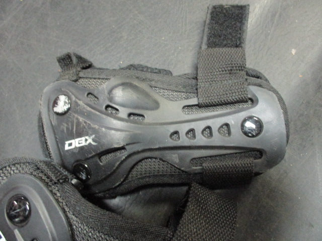 Load image into Gallery viewer, Used DBX Size Youth Medium Wrist Guards
