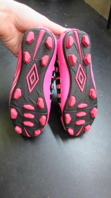 Load image into Gallery viewer, Used Umbro Soccer Cleats - Size Youth 11k
