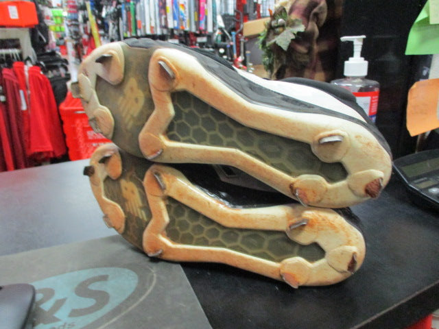 Load image into Gallery viewer, Used New Balance Size 6 Baseball Cleats
