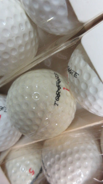Load image into Gallery viewer, Vintage Spalding Questor 1 Dozen Golf Balls
