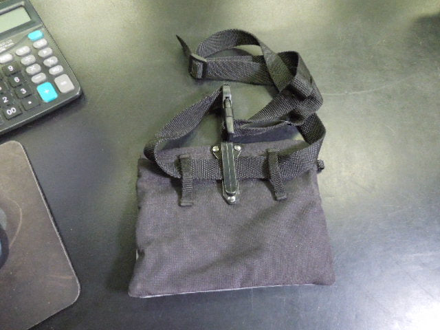 Load image into Gallery viewer, Used PetSafe Treat Pouch Sport with Clip and Strap
