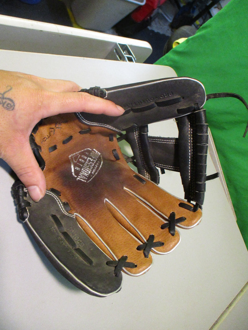 Load image into Gallery viewer, Used Easton Professional Youth 10&quot; Glove - RHT
