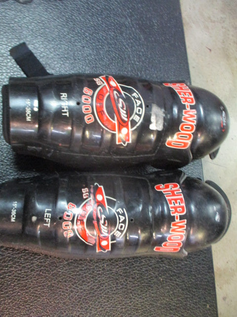 Load image into Gallery viewer, Used Sher-Wood Face Off 600 15" Hockey Shin Guards
