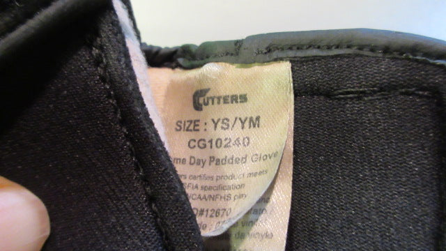 Load image into Gallery viewer, Used Cutters Kids YS/YM Goalie Gloves
