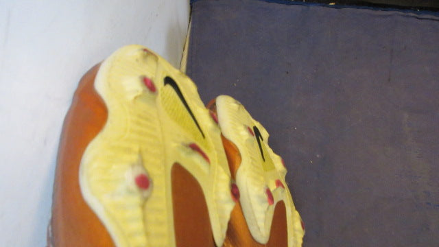 Load image into Gallery viewer, Used Nike Phantom Soccer Cleats Youth Size 4 - worn
