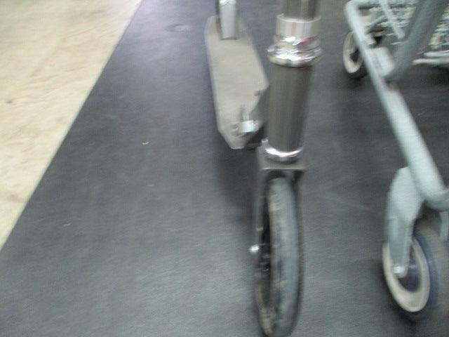 Load image into Gallery viewer, Used Big Wheel Scooter
